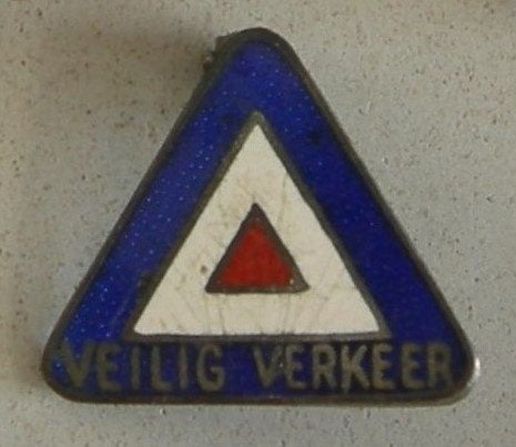 Speldje Veilig Verkeer broche emaille Met sluitspeldsluiting, Verzamelen, Speldjes, Pins en Buttons, Ophalen of Verzenden, Gebruikt
