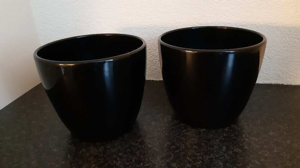 2 zwarte bloempotten, Tuin en Terras, Ophalen, Rond, Binnen, Zo goed als nieuw
