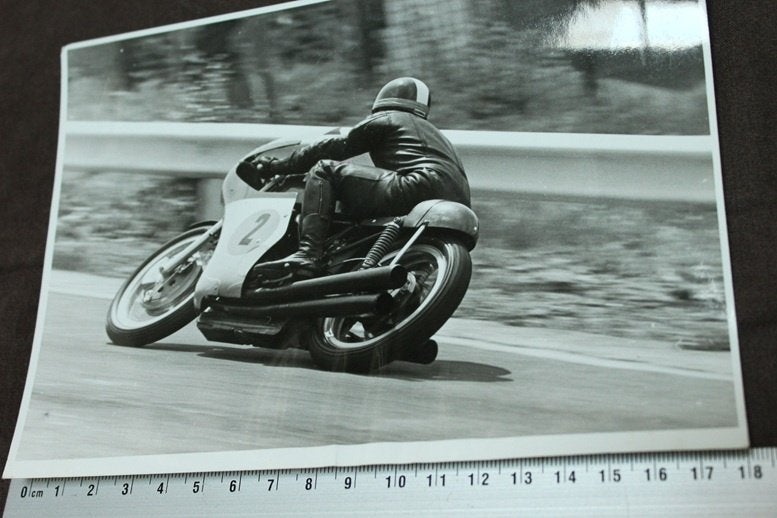 Foto coureur Agostini op MV Agusta racer, Ophalen of Verzenden, Gelezen