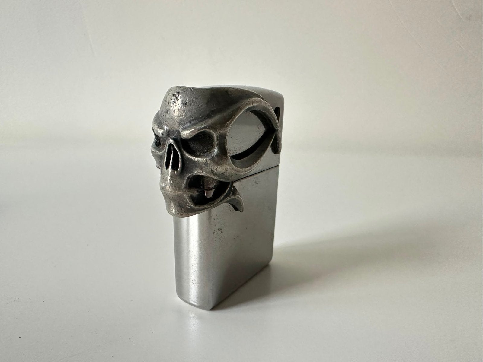 Zippo Gothic Skull 3D Limited Edition – 1662/2500, Verzamelen, Ophalen of Verzenden, Gebruikt, Aansteker