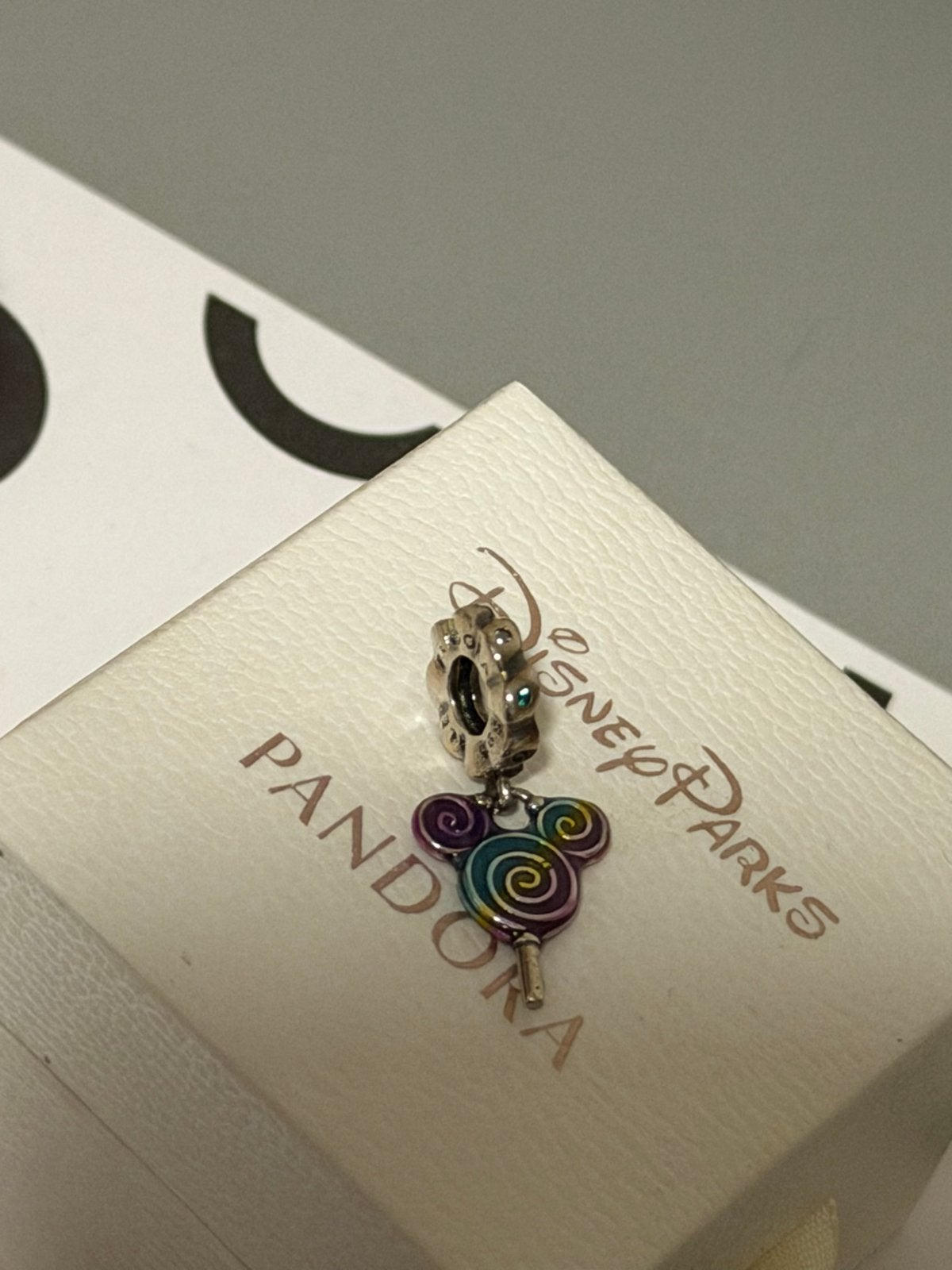 Disney x Pandora Mickey Mouse Regenboog Lolly Bedel, Verzenden, Pandora, Zo goed als nieuw, 1 bedel