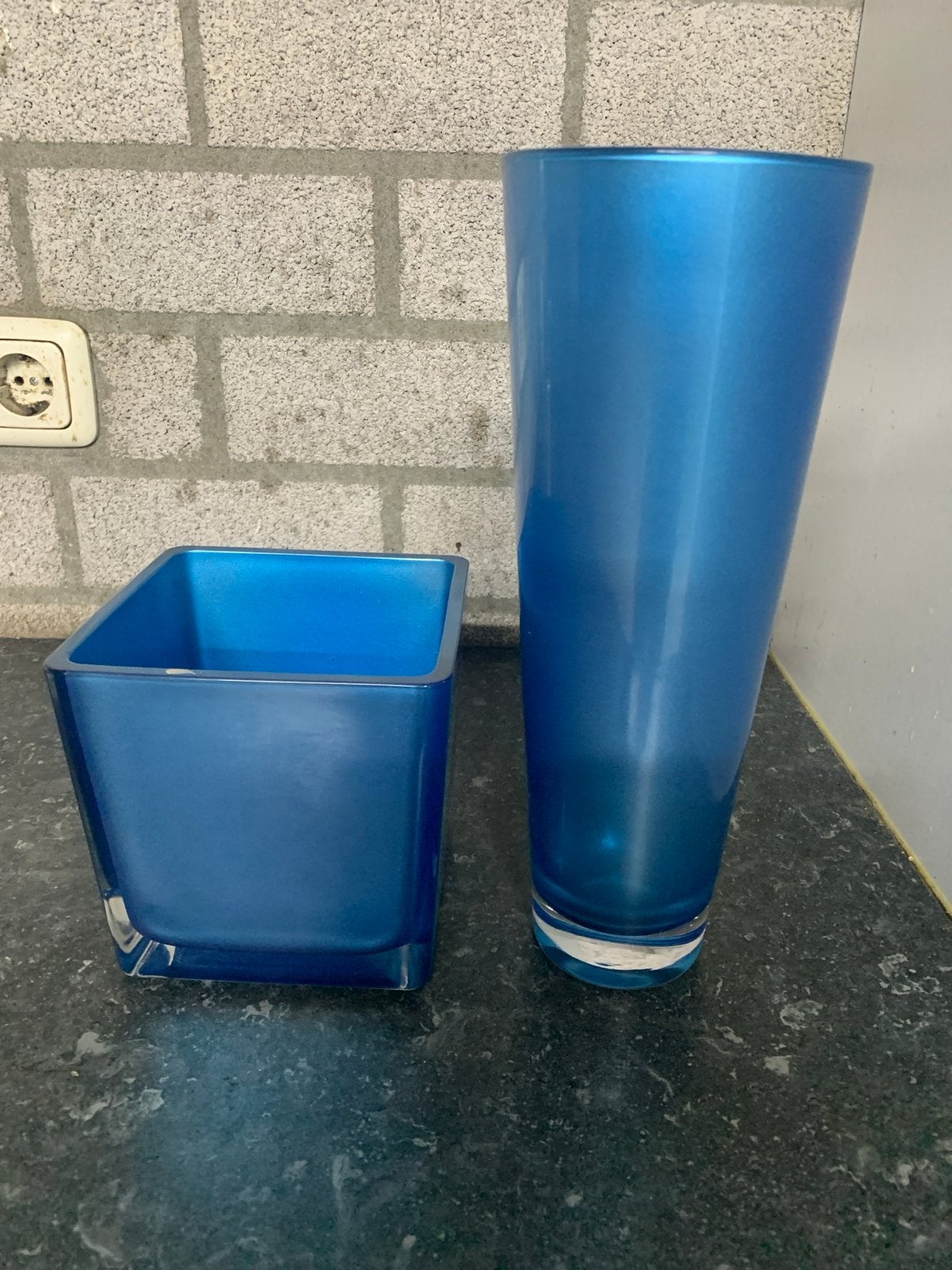 Set van 2 blauwe vazen: vierkant en hoog model, Huis en Inrichting, Woonaccessoires | Vazen, Ophalen of Verzenden, Gebruikt, Blauw