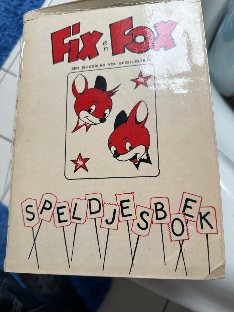 Fix en fox oud speldjesboek jaren 60 met ook zeldzame speldj, Verzamelen, Ophalen, Gebruikt, Overige onderwerpen, Speldje of Pin