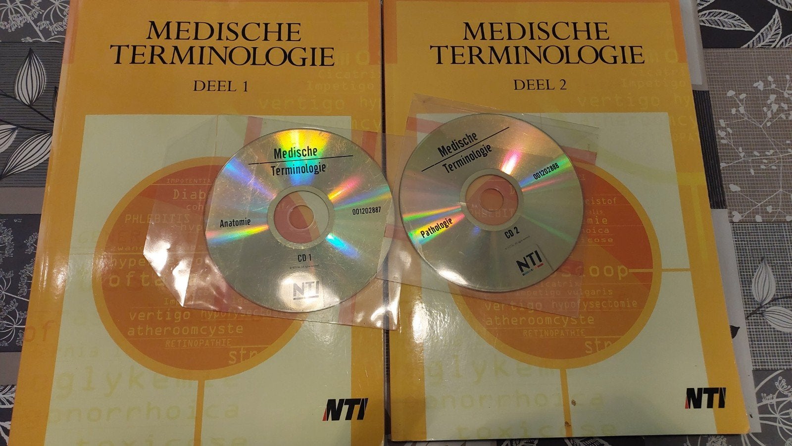 Deel 1 en 2 medische terminologie NTI + cd's, Ophalen of Verzenden, Beta, Zo goed als nieuw