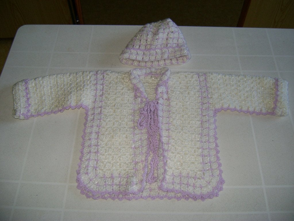 nieuw gehaakt baby jasje met muts maat 56 wil /lila, Ophalen of Verzenden, Nieuw, Jongetje of Meisje, Jasje