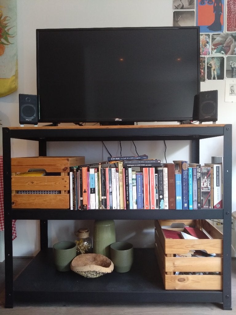 IKEA BROR werkbank + TV + speakers + houten kratten, Ophalen, Zo goed als nieuw