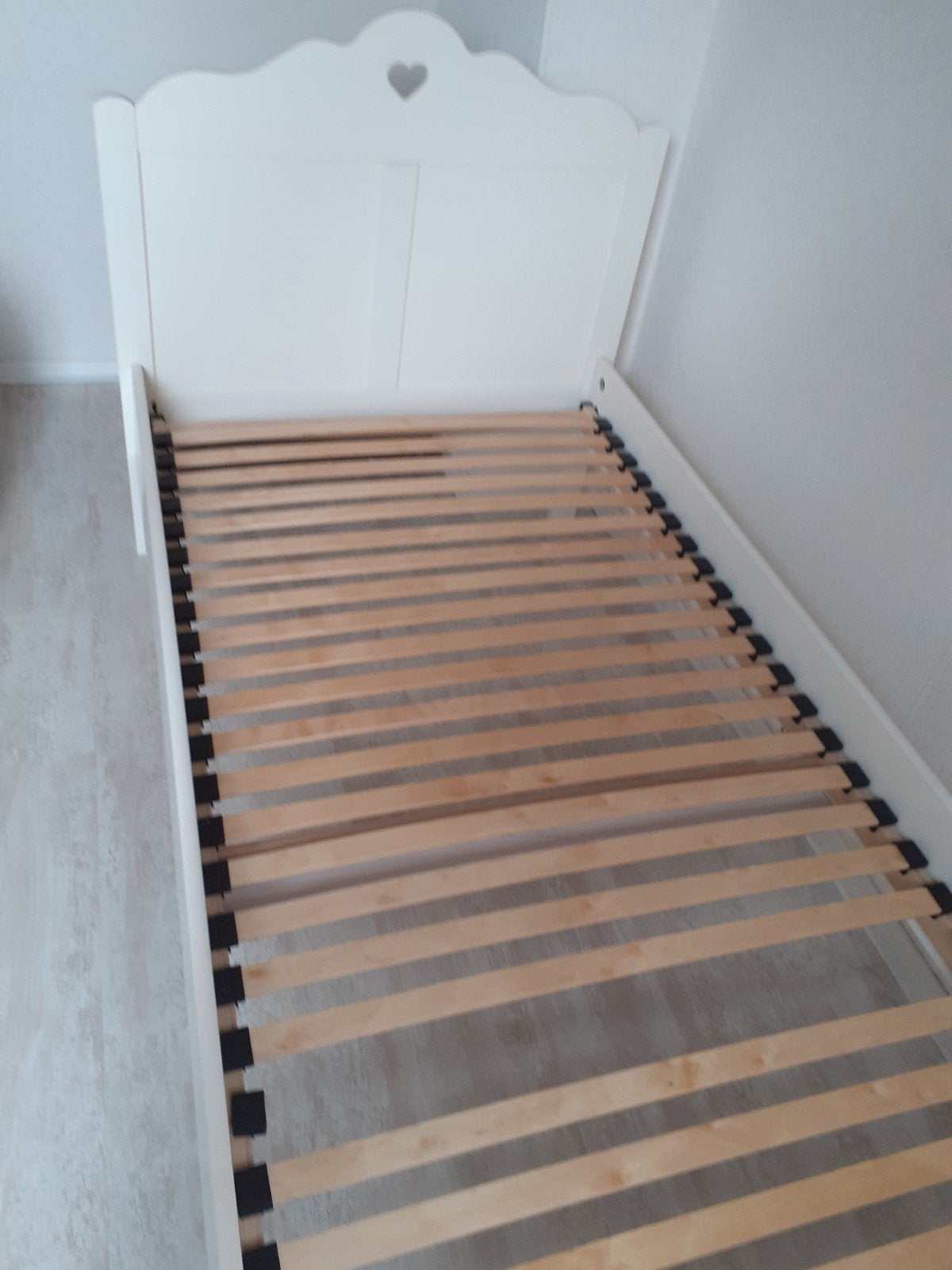 Stevig meisjesbed + nachtkastje, Ophalen, Gebruikt, 90 cm, Eenpersoons