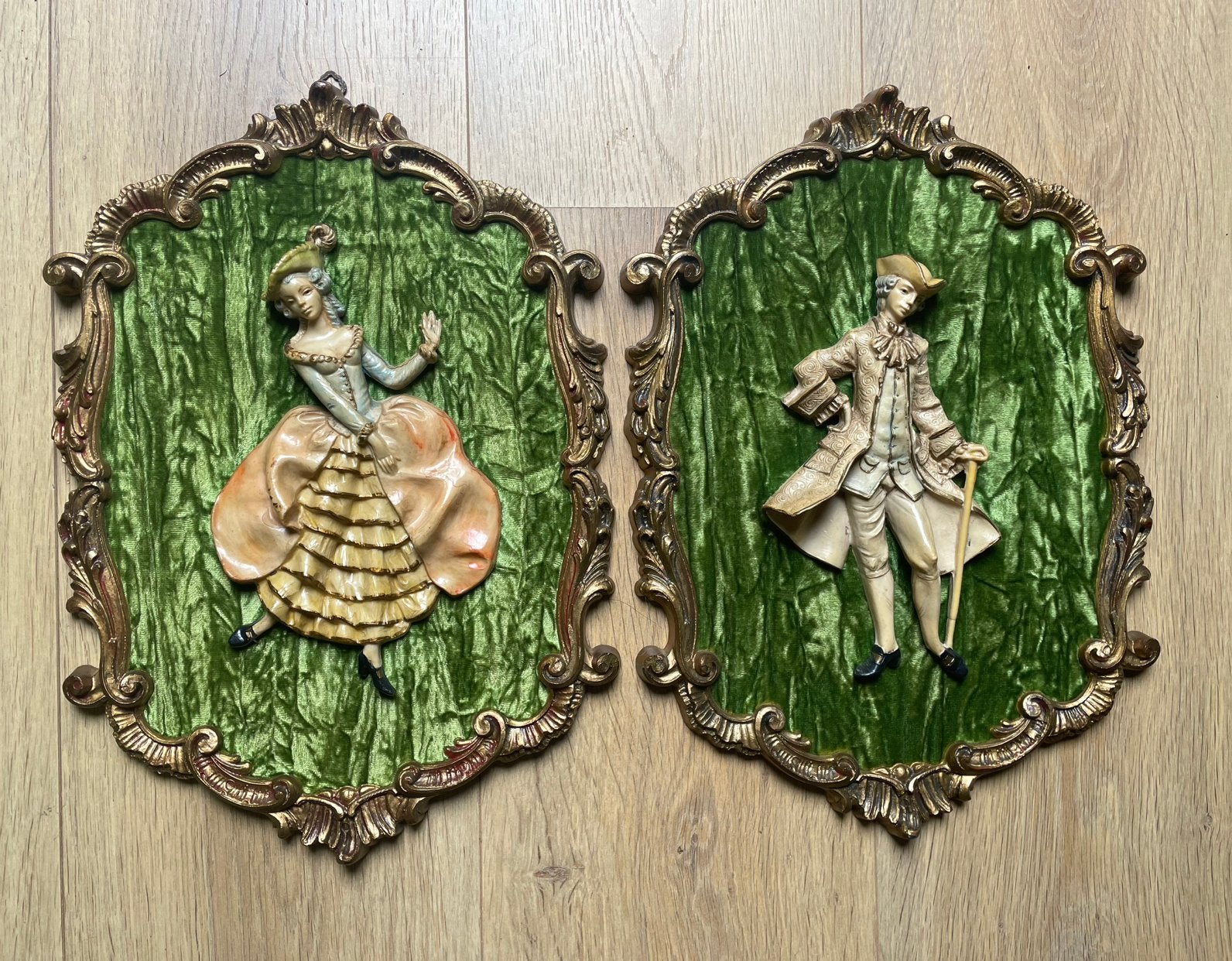 Twee wandborden kunststof Victoriaanse stijl, Gebruikt, Vintage, Ophalen of Verzenden, Wandbord of Wandpaneel