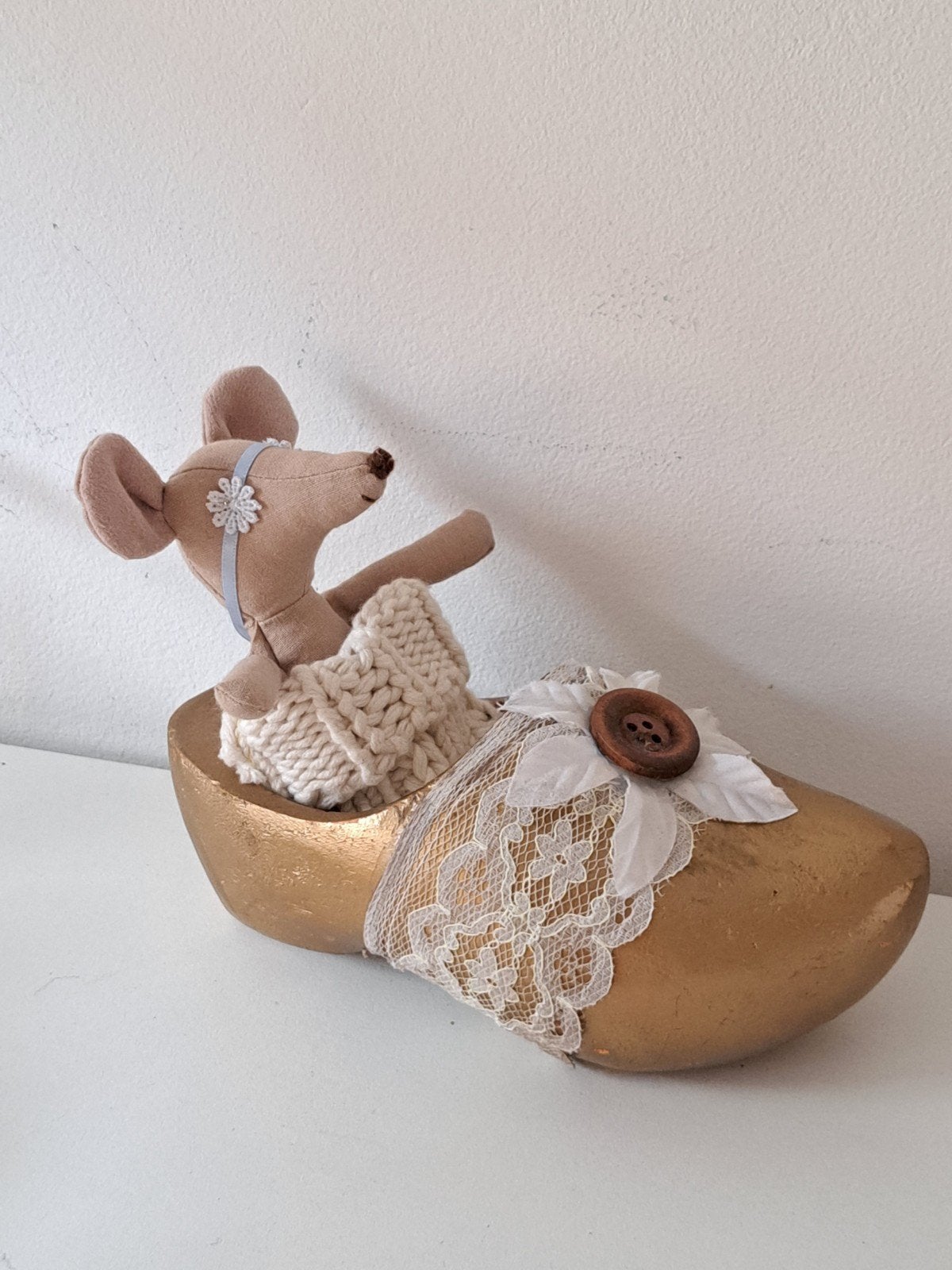 Gouden houten klomp bedje met deken voor maileg muis, Ophalen of Verzenden, Gebruikt, Meubelstuk of Keukentje