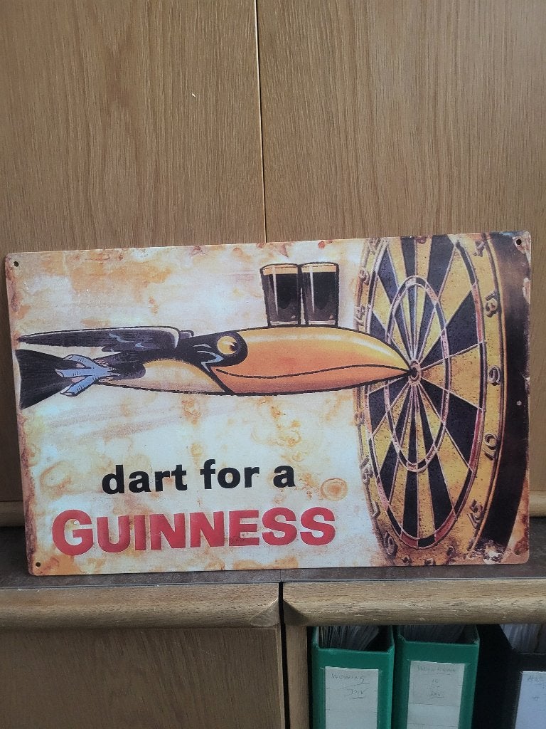 Guinness Beer - 341 - Darts / Metalen Bord 28,5x44 cm., Verzamelen, Ophalen, Nieuw, Reclamebord, Plaat of Schild, Overige merken