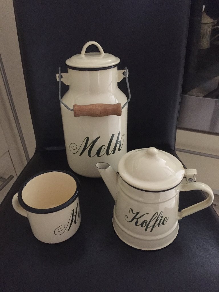 van Emaille een Melkkan,Melkbeker en Koffiekan, Ophalen