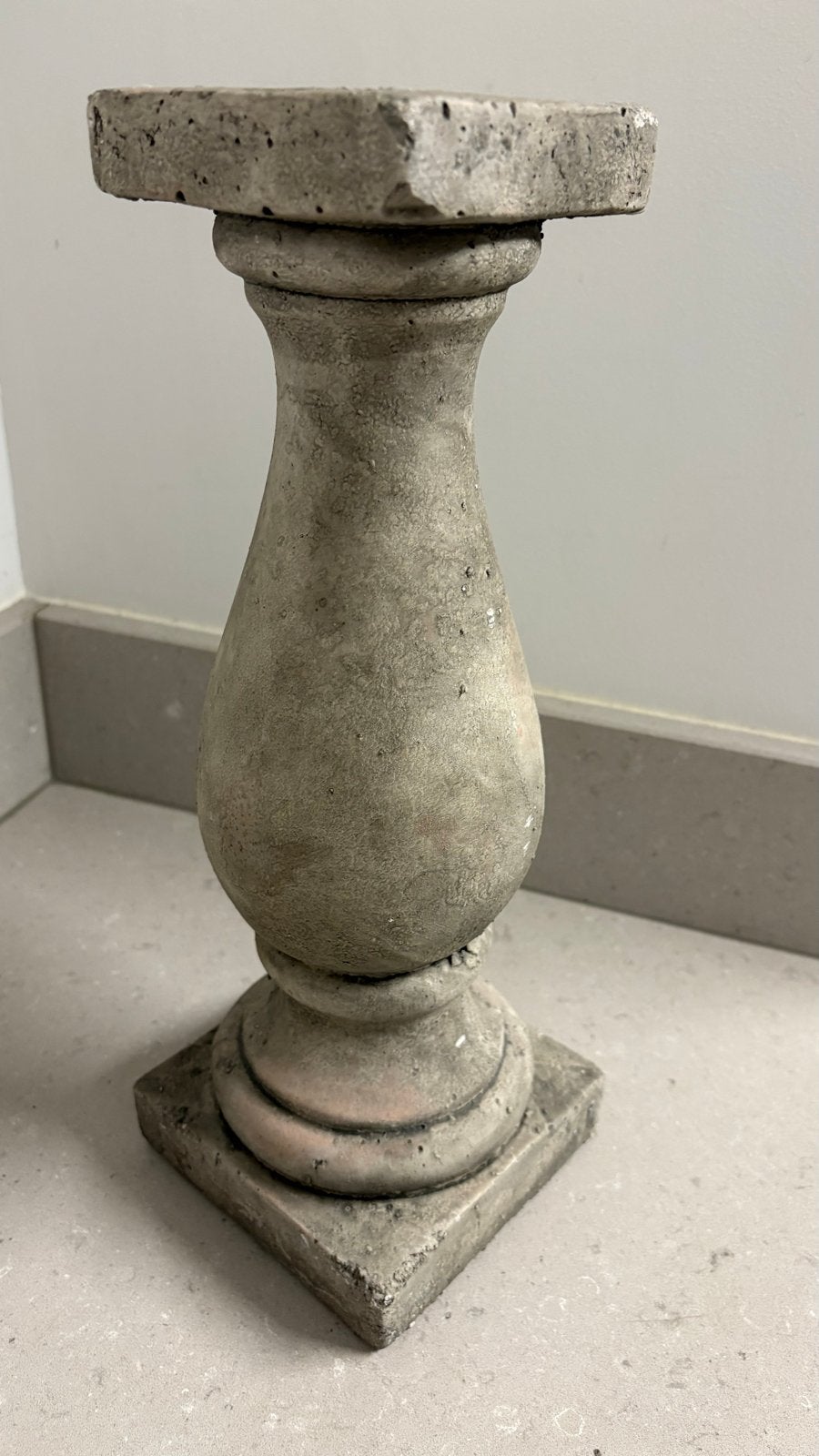 Moderne betonnen kandelaar - 39 cm hoog, Gebruikt, Ophalen of Verzenden, Grijs, Steen/keramiek