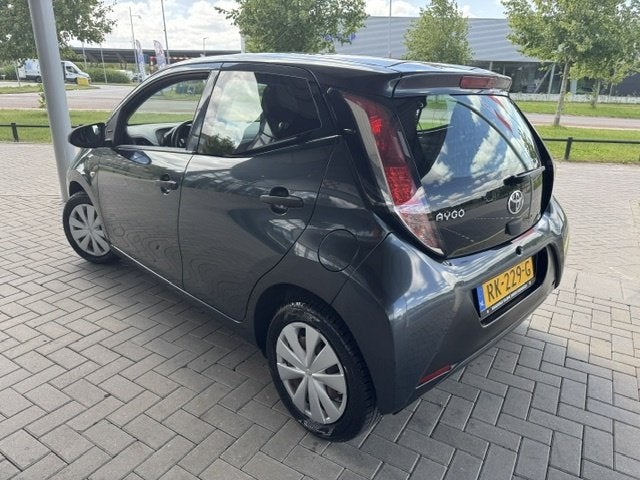 Toyota Aygo 1.0 VVT-i X-FUN 5-DRS. + AIRCO (bj 2018), Auto's, Toyota, Stof, Gebruikt, Euro 6, 4 stoelen