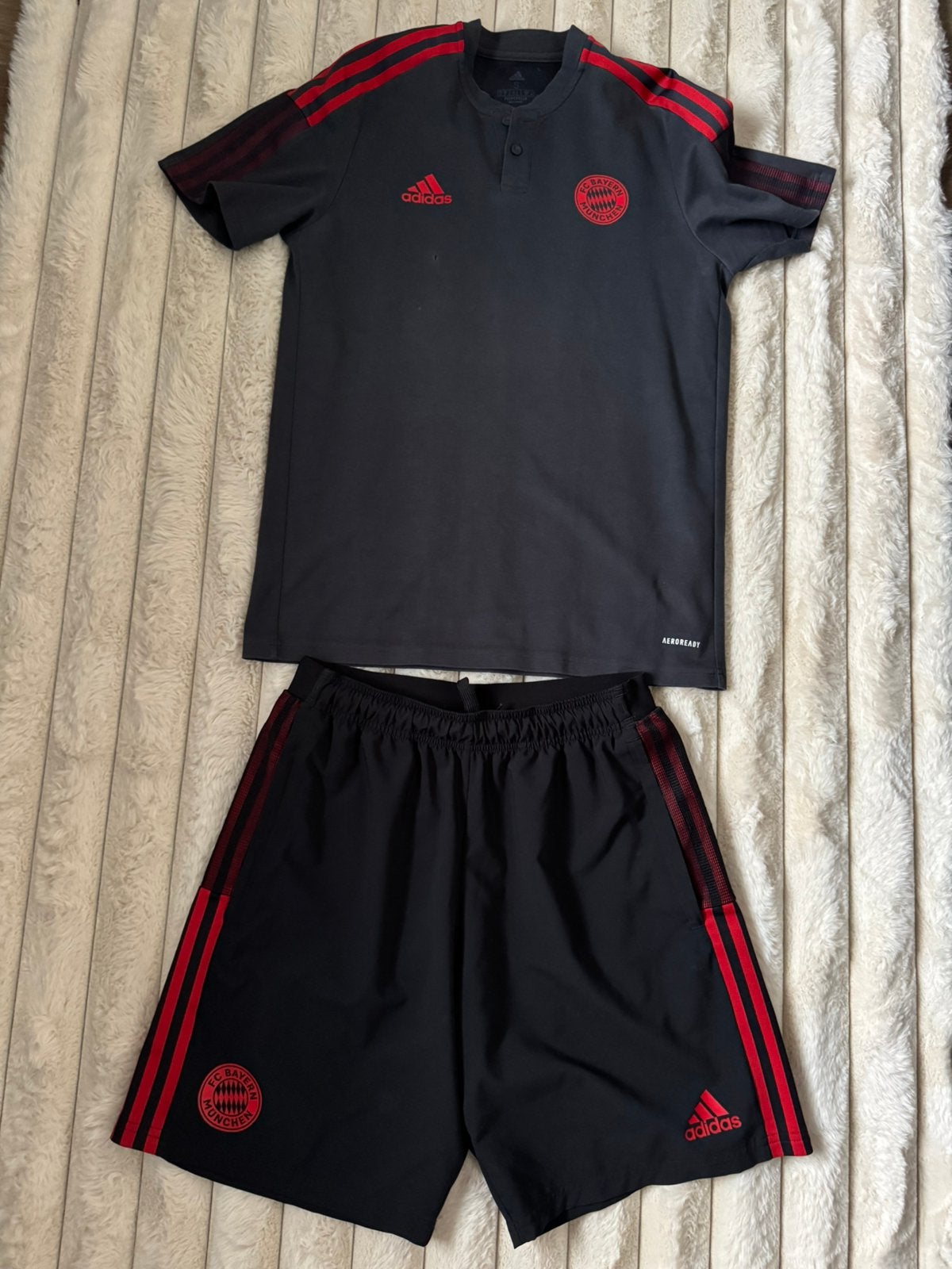 adidas Bayern München Polo en broekje 2022-2023, Ophalen of Verzenden, Zo goed als nieuw, Voetbal