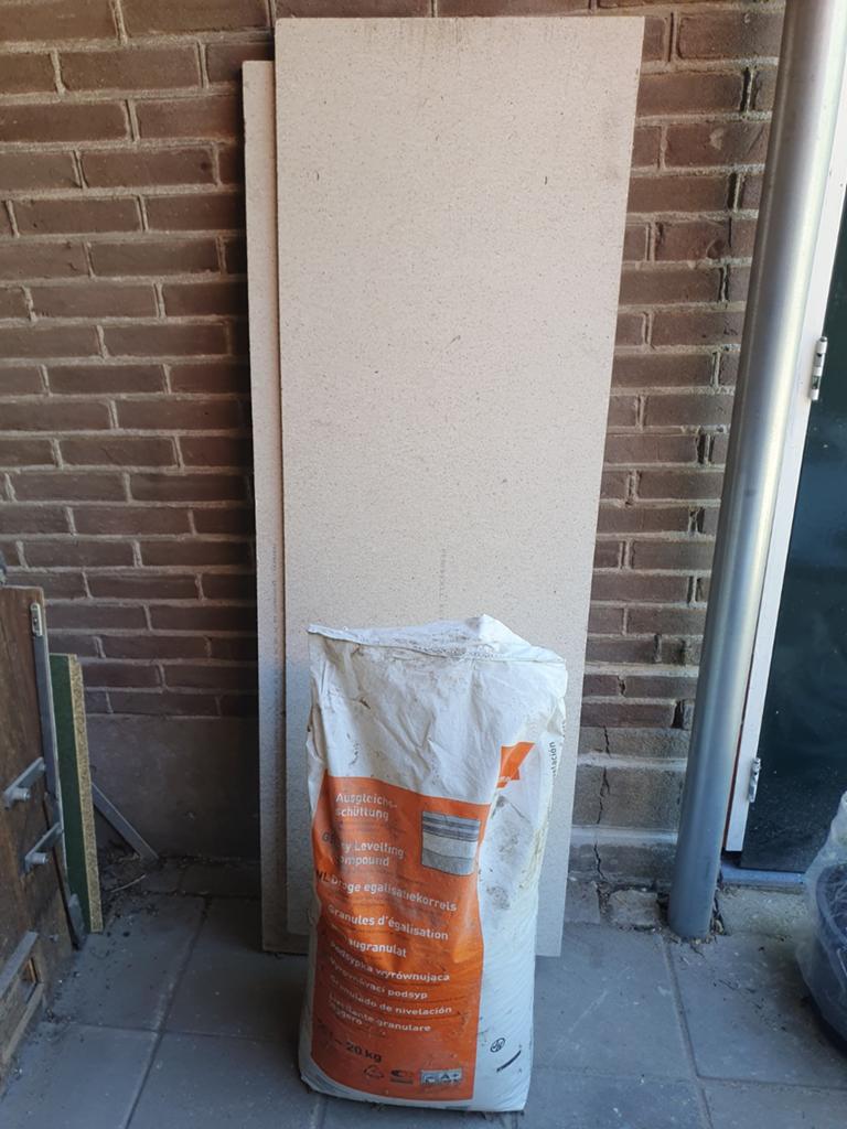 Fermacell plaat met bijna volle zak egalisatiekorrels, Ophalen