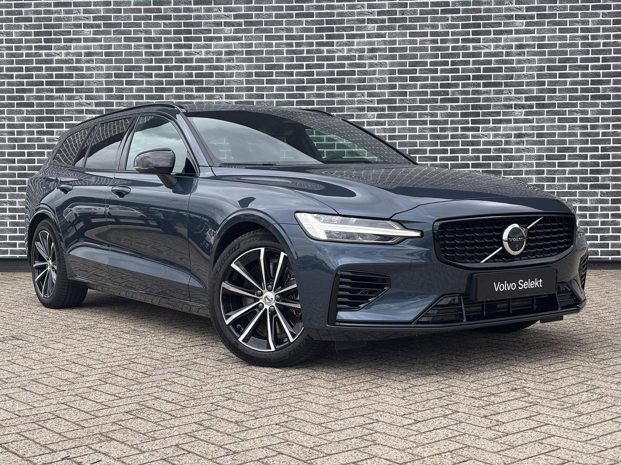 Volvo V60 2.0 T8 Plug-in Hybrid AWD Plus Dark | PHEV Long Ra, Stof, Gebruikt, Euro 6, 4 cilinders