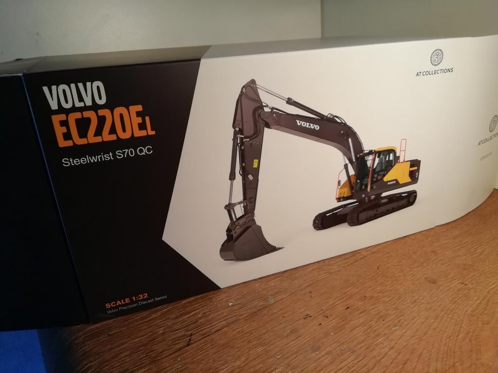 Te koop AT Collections Volvo EC 220El rups kraan., Ophalen of Verzenden, Nieuw, Tractor of Landbouw, Overige merken