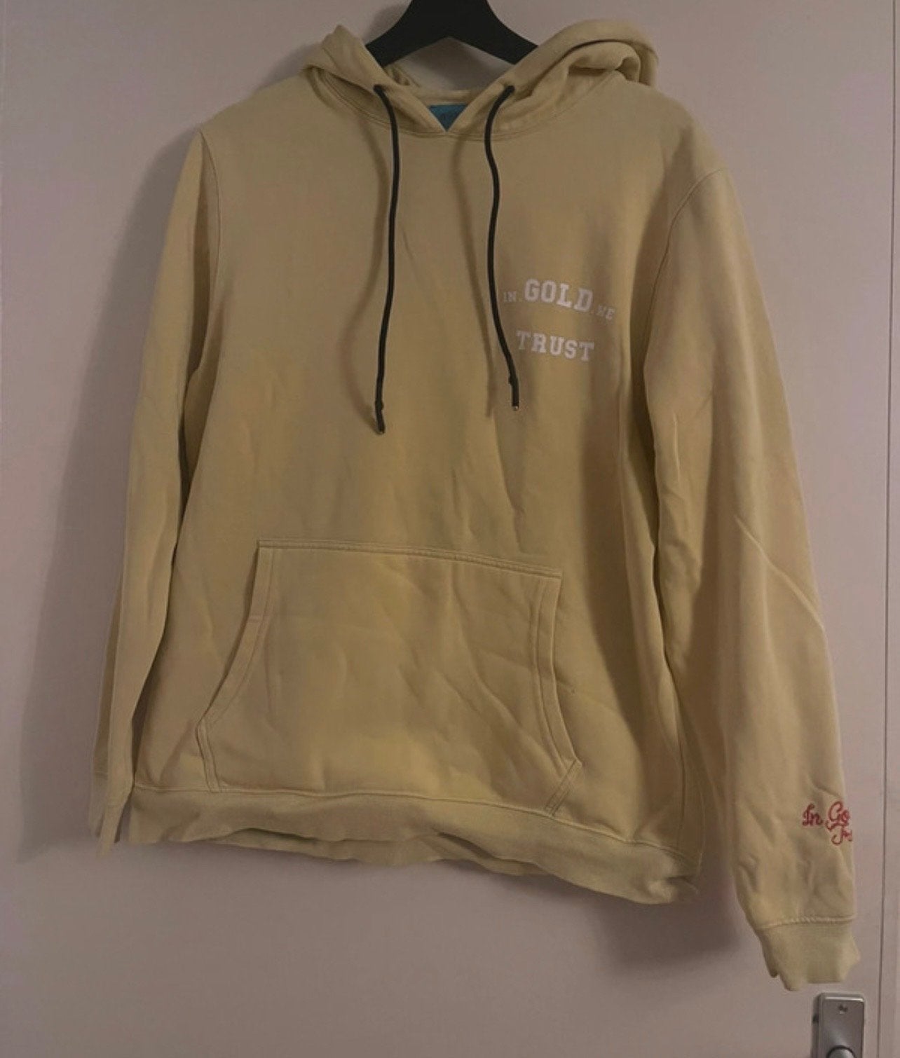 In Gold We Trust Hoodie - Geel, Kleding | Heren, Truien en Vesten, Gedragen, Maat 52/54 (L), Geel, Verzenden