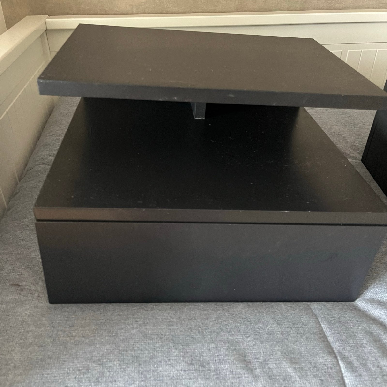 Set van 2 zwevende zwarte nachtkastjes - Modern & Strak, Huis en Inrichting, Slaapkamer | Nachtkastjes, Ophalen, Minder dan 45 cm