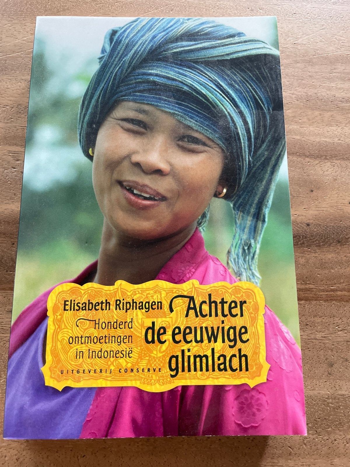 Achter de eeuwige glimlach - Elisabeth Riphagen, Ophalen of Verzenden, Zo goed als nieuw, Overige