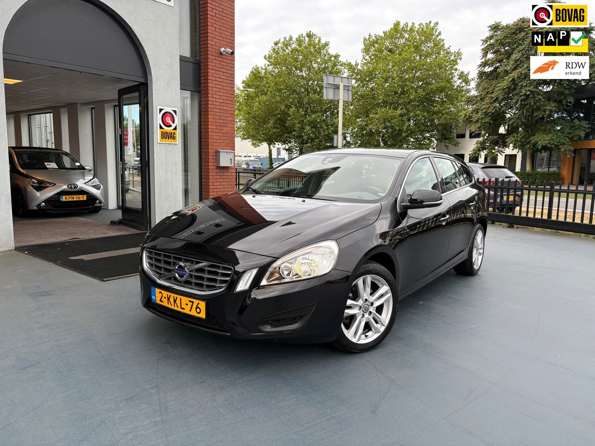 Volvo V60 1.6 T3 Momentum DEALER OH AIRCO NAVI LMV TREKHAAK, Auto's, Volvo, Voorwielaandrijving, Gebruikt, 4 cilinders, 150 pk