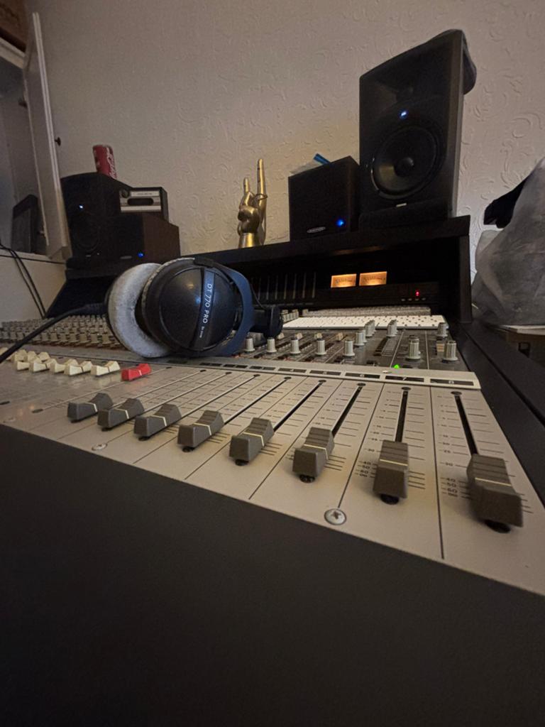 Tascam M3500 32 kanaals studio mixer + origineel onderstel, Ophalen, Gebruikt, 20 kanalen of meer