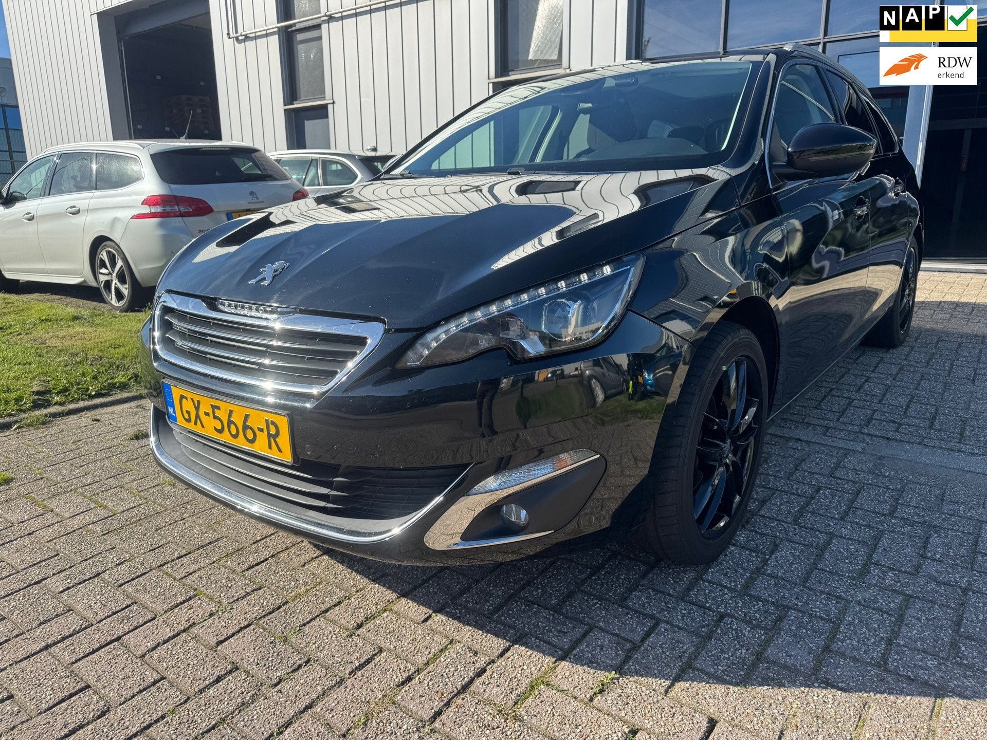 Peugeot 308 SW 1.2 PureTech Blue Lease Premium, Auto's, Dealer onderhouden, Gebruikt, 1165 kg, Zwart