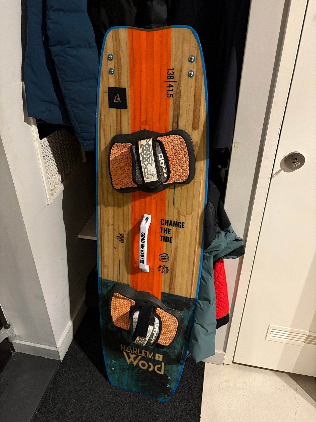 Harlem Wood Twintip Kiteboard 138/41.5, Twintip, Ophalen, Zo goed als nieuw, Kiteboard