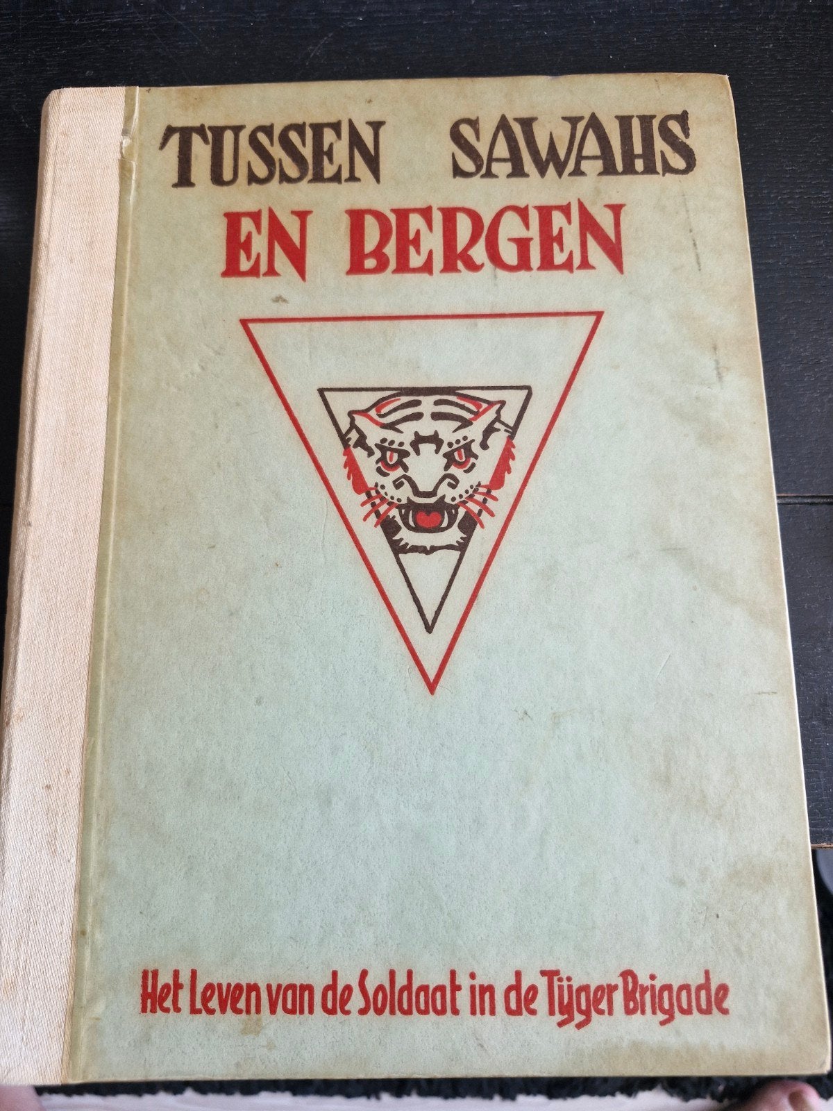 tussen sawahs  en bergen.  tijgerbrigade indie, Ophalen of Verzenden, Tweede Wereldoorlog, Gelezen