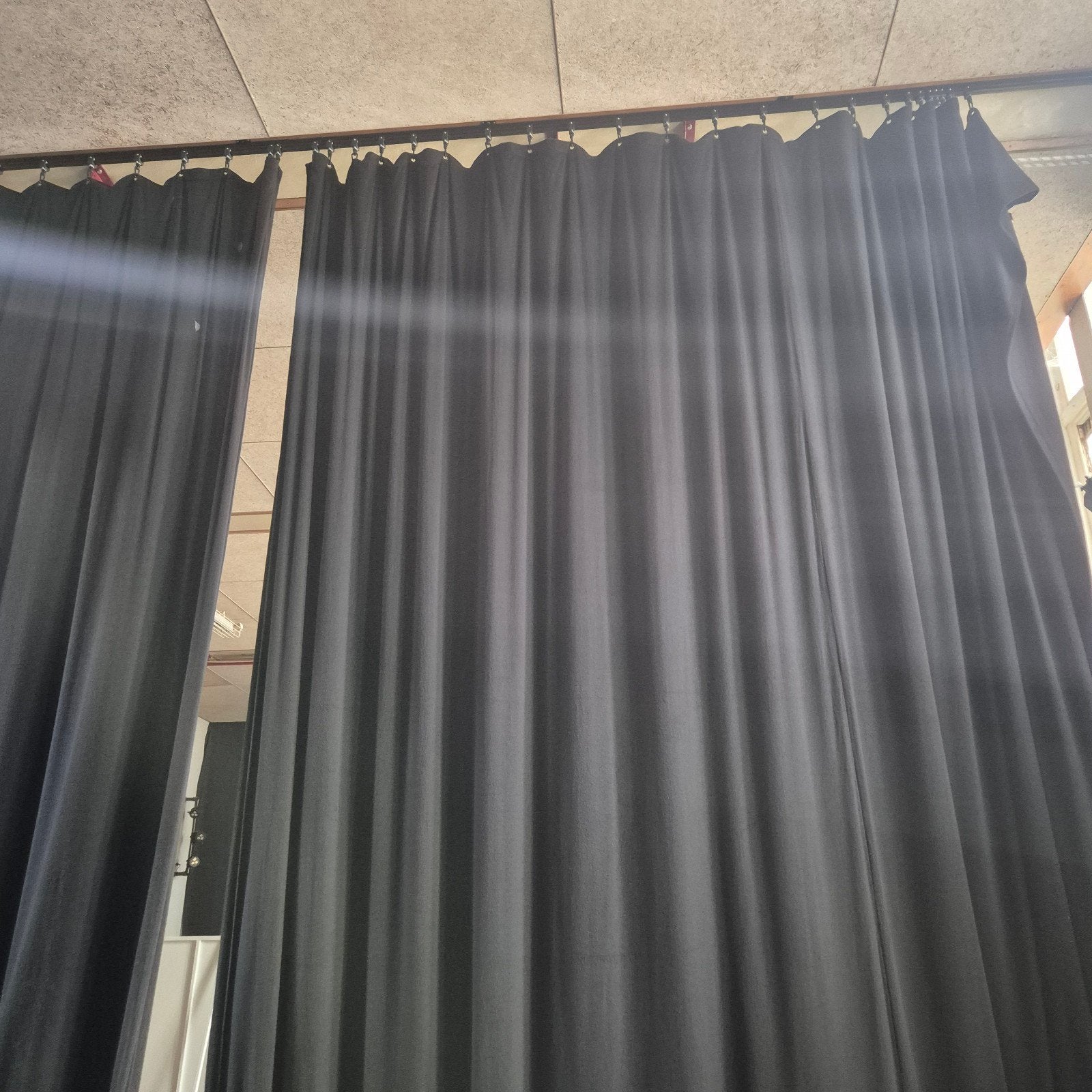 Zwart gordijn 6x10m met reling, haken en verlengstuk, Huis en Inrichting, Stoffering | Gordijnen en Lamellen, Ophalen