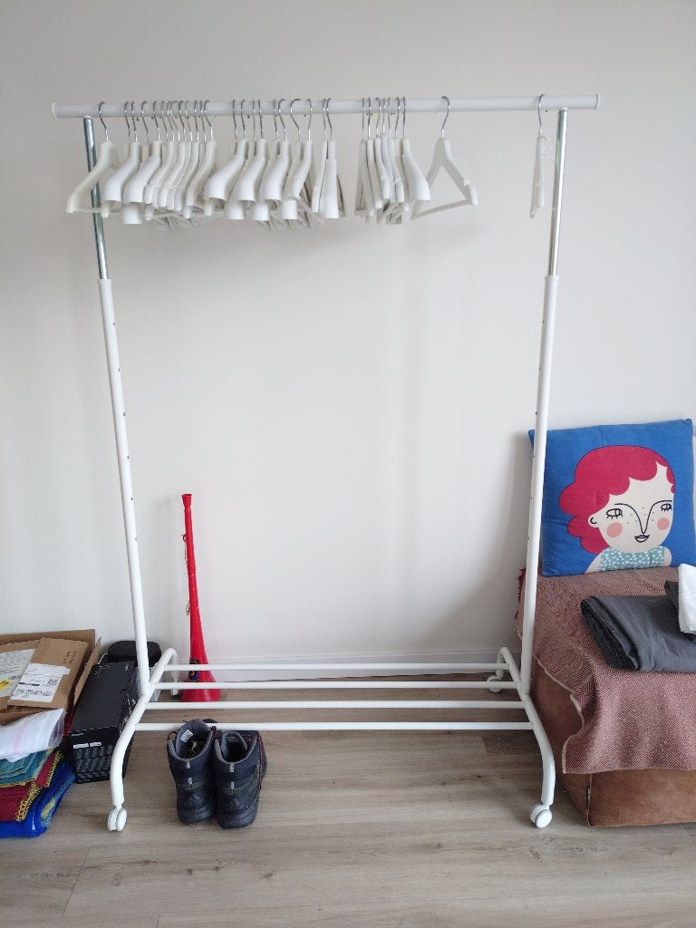 IKEA Rigga Kledingrek - 30+ Bumerang Hanger, Ophalen, Met wielen, Zo goed als nieuw