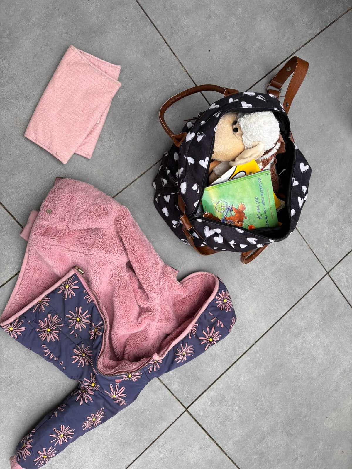 Verschillende kinderspullen, jas, tas, boekjes en speelgoed, Ophalen, Zo goed als nieuw, Jongen of Meisje, Handschoenen