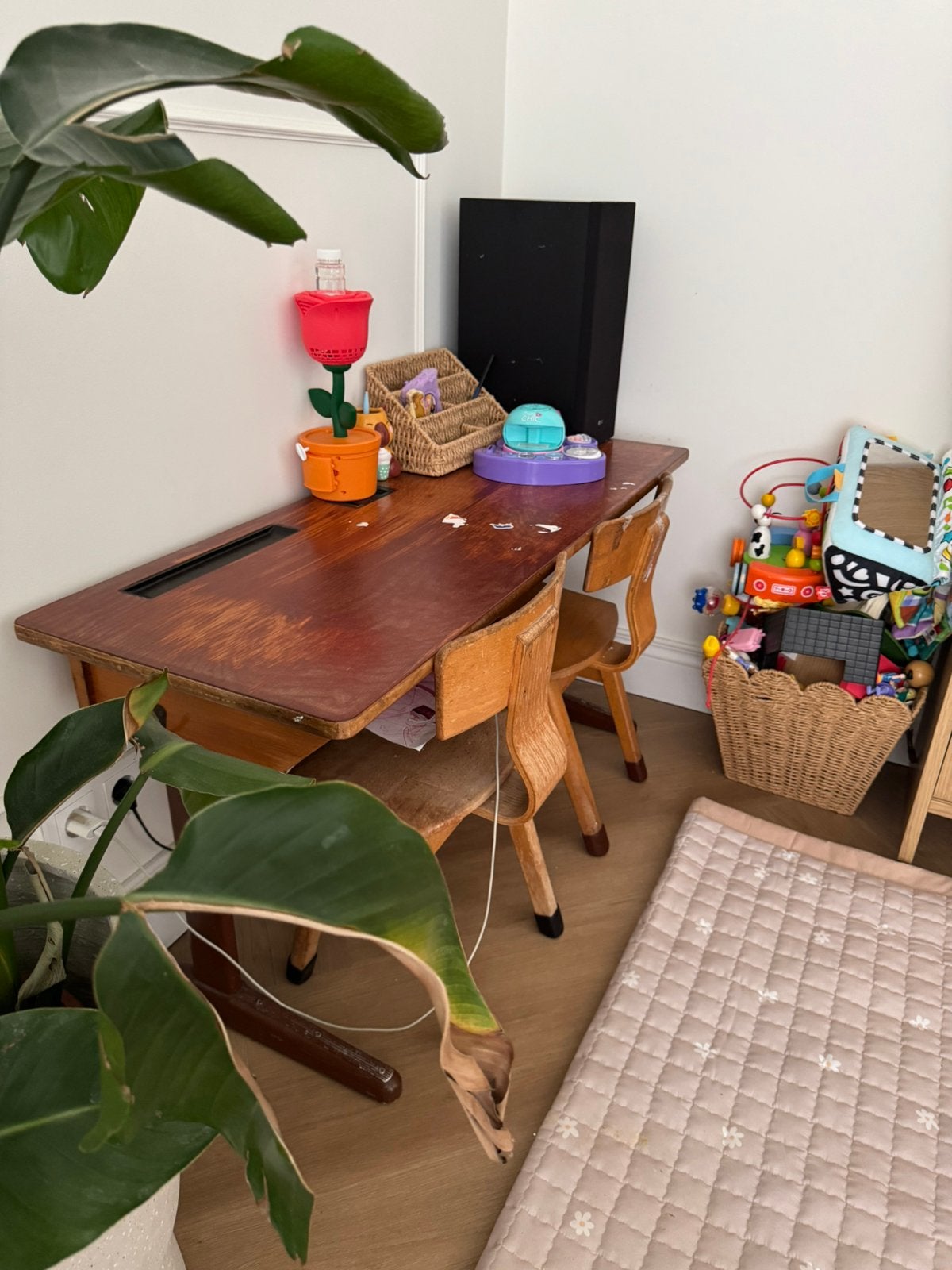 Vintage schoolbankje met stoeltjes, Ophalen, Zo goed als nieuw, Tafel(s) en Stoel(en)