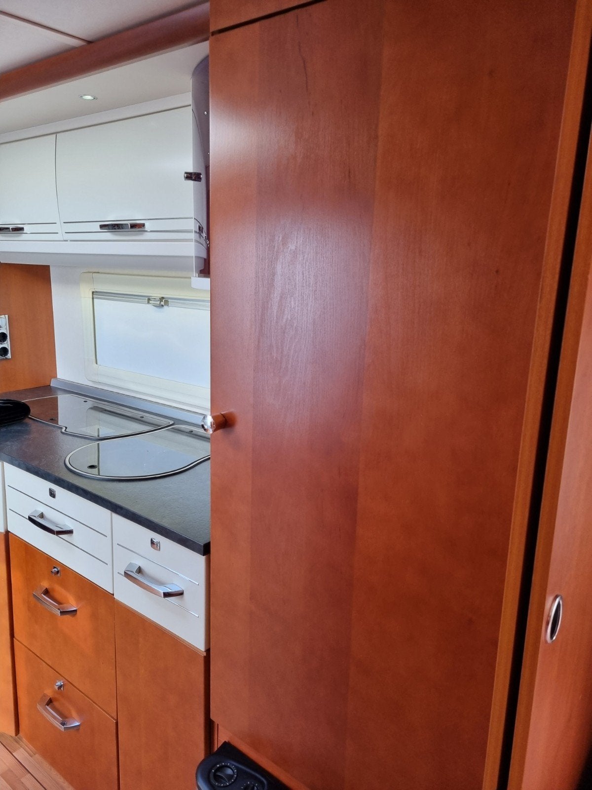 Foto 13 van Tabbert puccini 560TD bj,15 als nieuw BOMVOL ACCESSOIRES