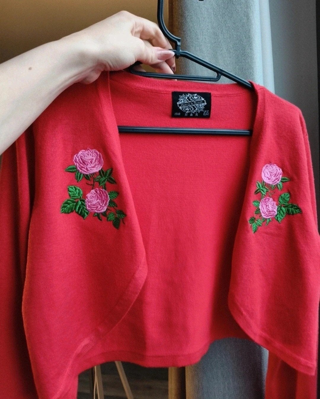 Rood bolero vestje met rozen borduursel - Hearts & Roses, Kleding | Dames, Ophalen of Verzenden, Nieuw, Maat 38/40 (M), Rood