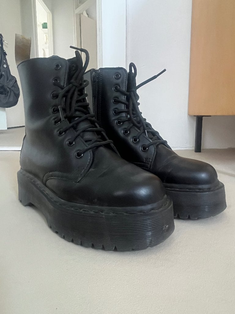 Dr. Martens Jadon Vegan Mono Zwart - Platform Boots maat 39, Kleding | Dames, Schoenen, Zwart, Lage of Enkellaarzen, Ophalen of Verzenden