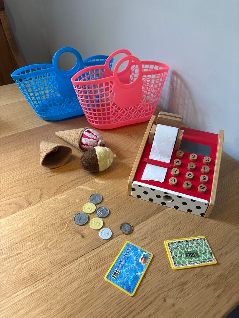 Houten kassa met accessoires en speelgoedijsjes, Ophalen of Verzenden, Gebruikt, Knutselen