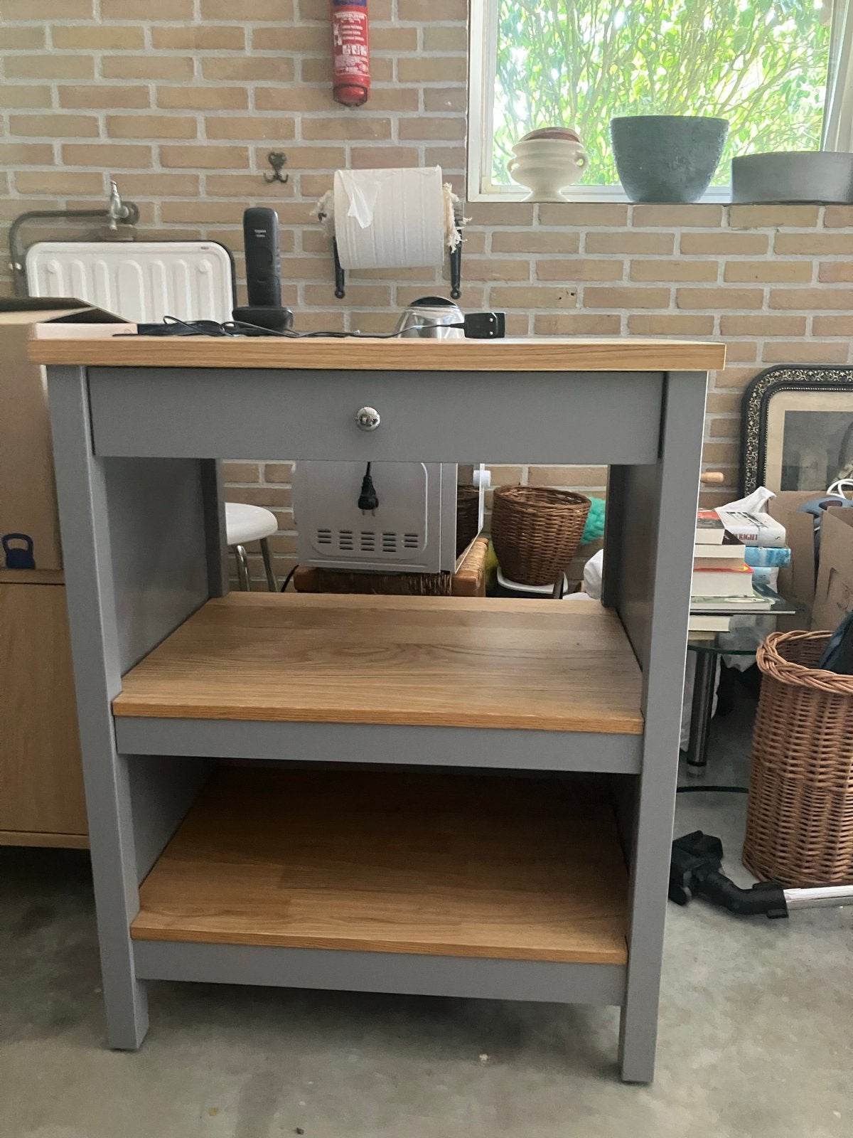 Handige bijzettafel met lade en planken, Huis en Inrichting, Ophalen, Gebruikt, 55 tot 75 cm, 60 cm of meer