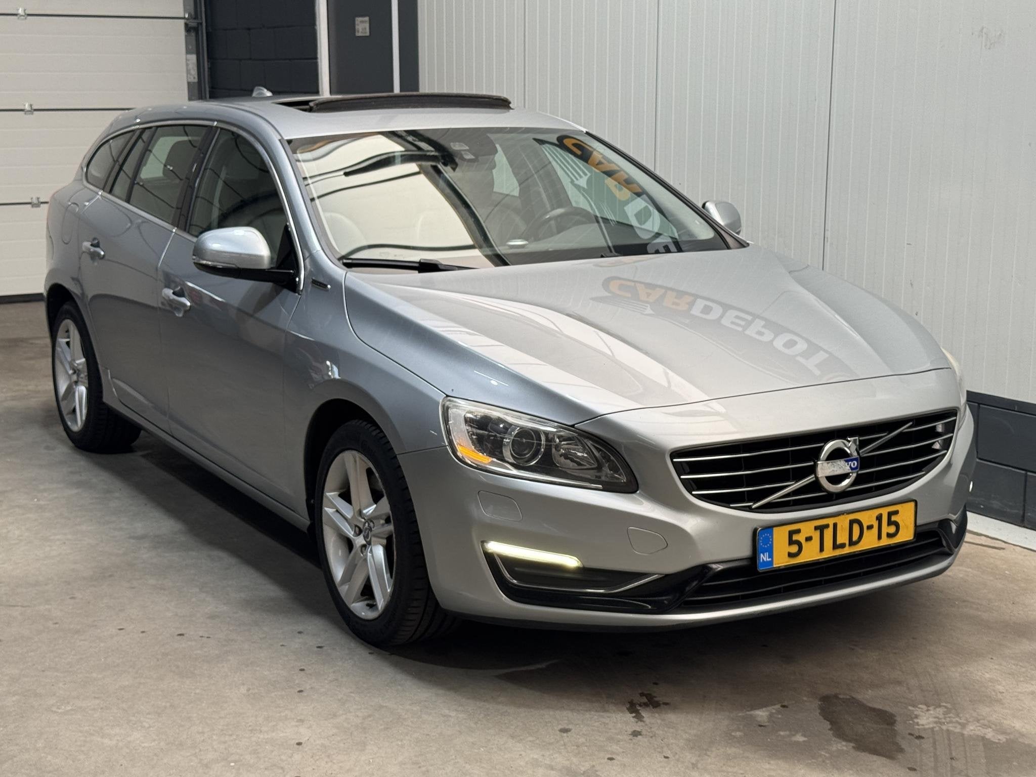 Volvo V60 2.4 D6 AWD Plug-In Hybrid Summum Super Netjes Pano, Auto's, Automaat, Vierwielaandrijving, 11 kWh, Te koop