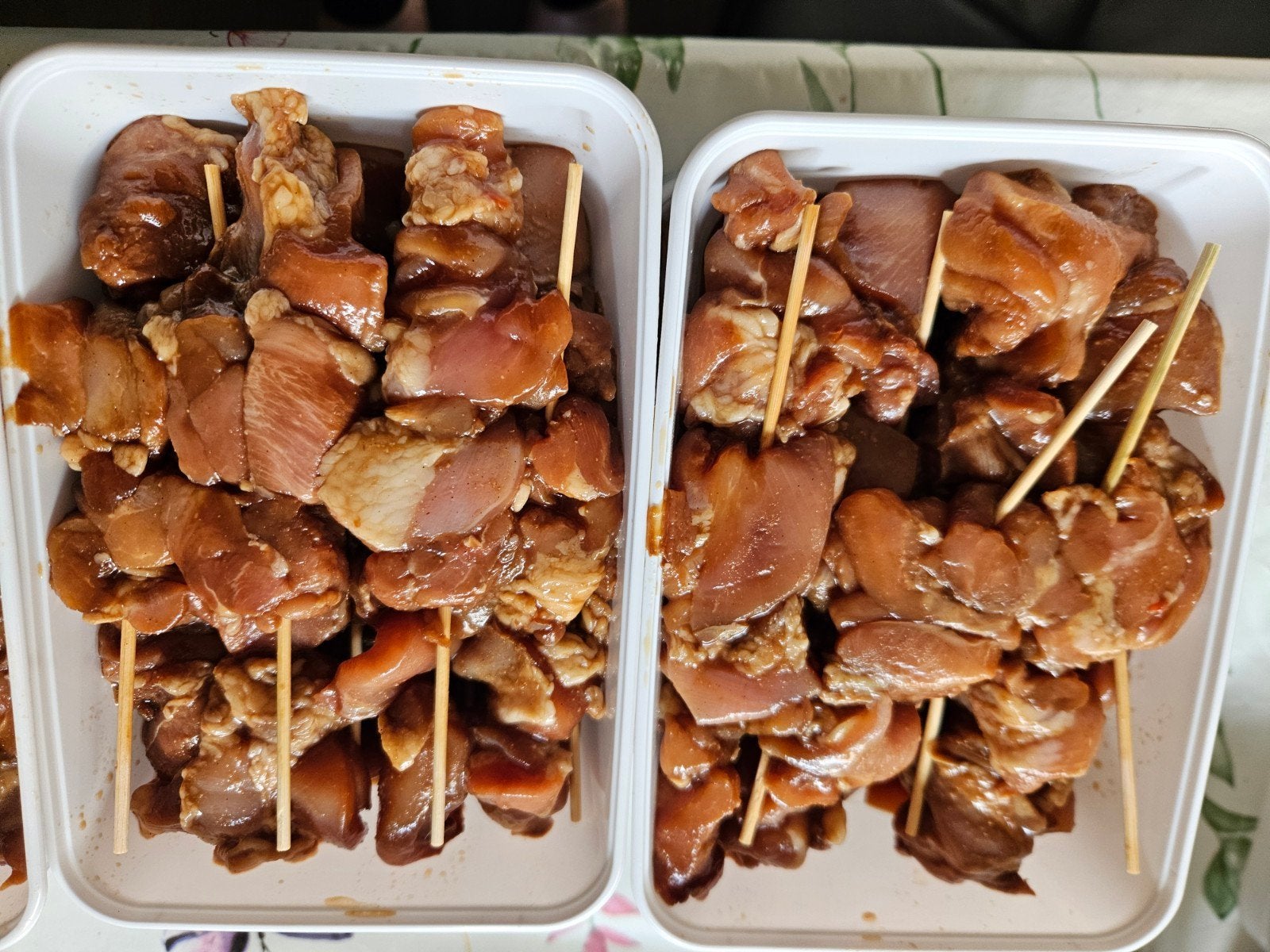 Gemarineerde indonesische sate klaar om te grillen, Ophalen