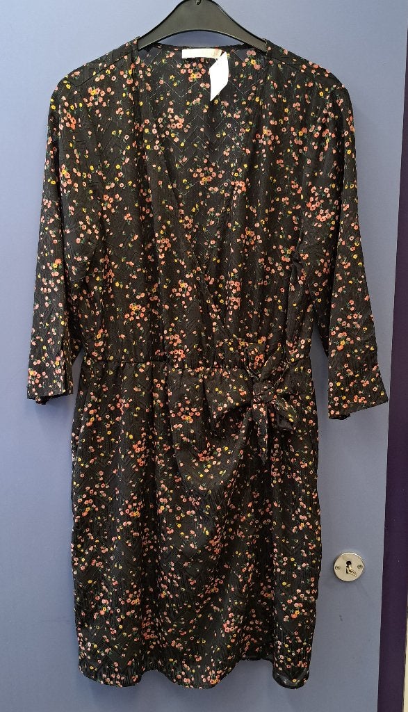 Freebird zwart overslag jurkje met bloemetjes Odette L 41376, ., Zwart, Maat 46/48 (XL) of groter, Ophalen of Verzenden
