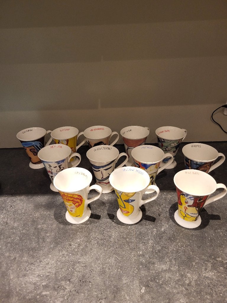 Set van 12 Art Collection Fine Bone China mokken, Gebruikt, Ophalen of Verzenden, Overige stijlen, Kop(pen) en/of Schotel(s)
