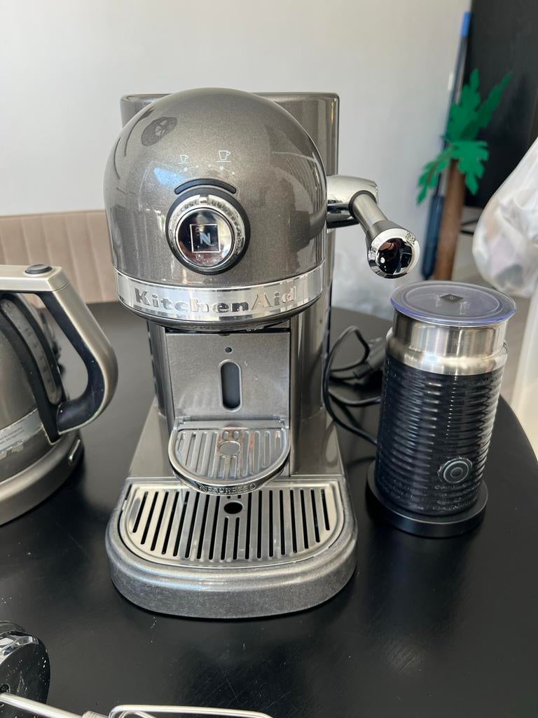 KitchenAid Nespresso koffiemachine met melkopschuimer, Koffiepads en cups, Gebruikt, Espresso apparaat, Ophalen