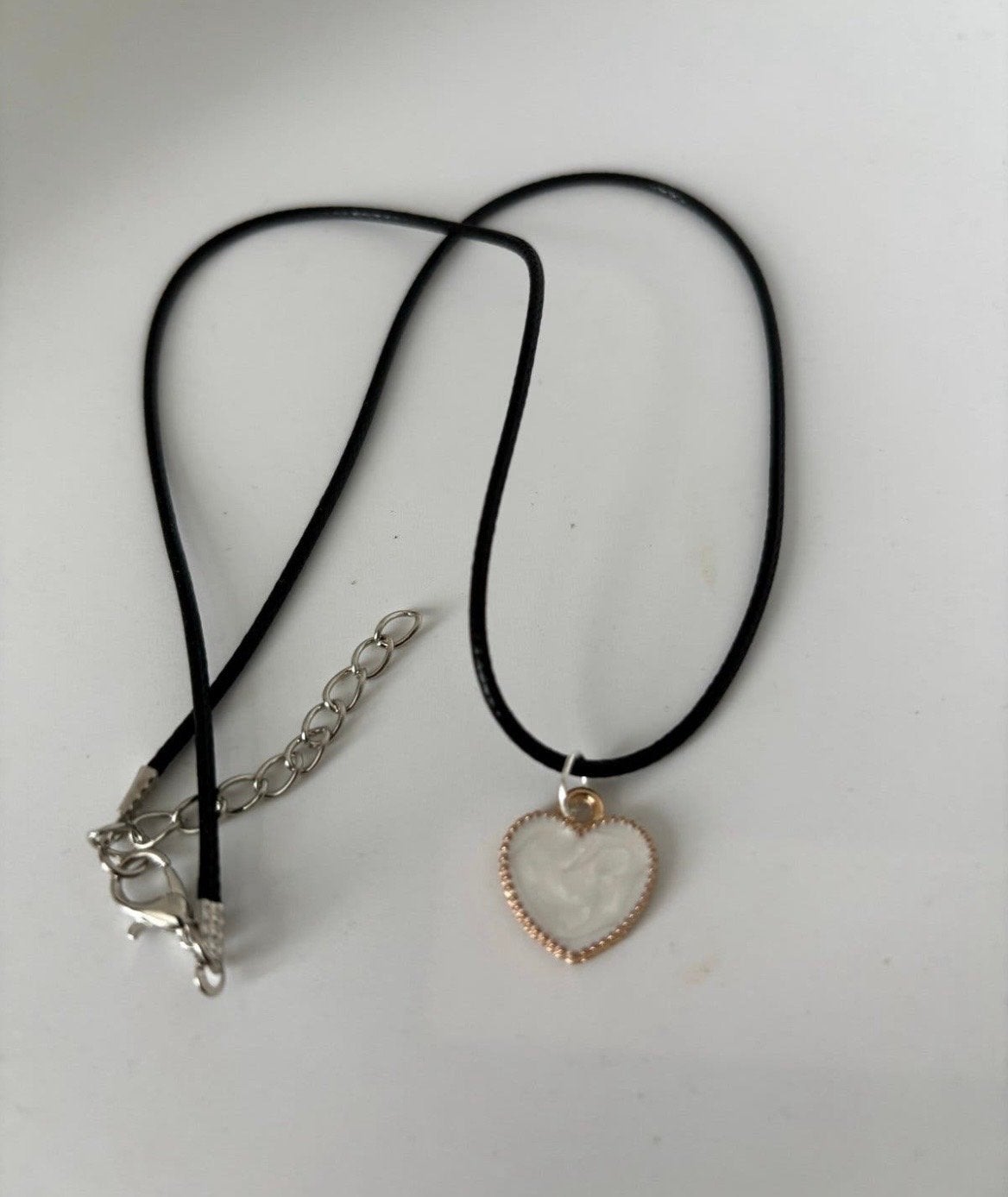 Zwarte ketting met wit hartje - Nieuw, Ophalen of Verzenden, Nieuw, Zwart, Met hanger