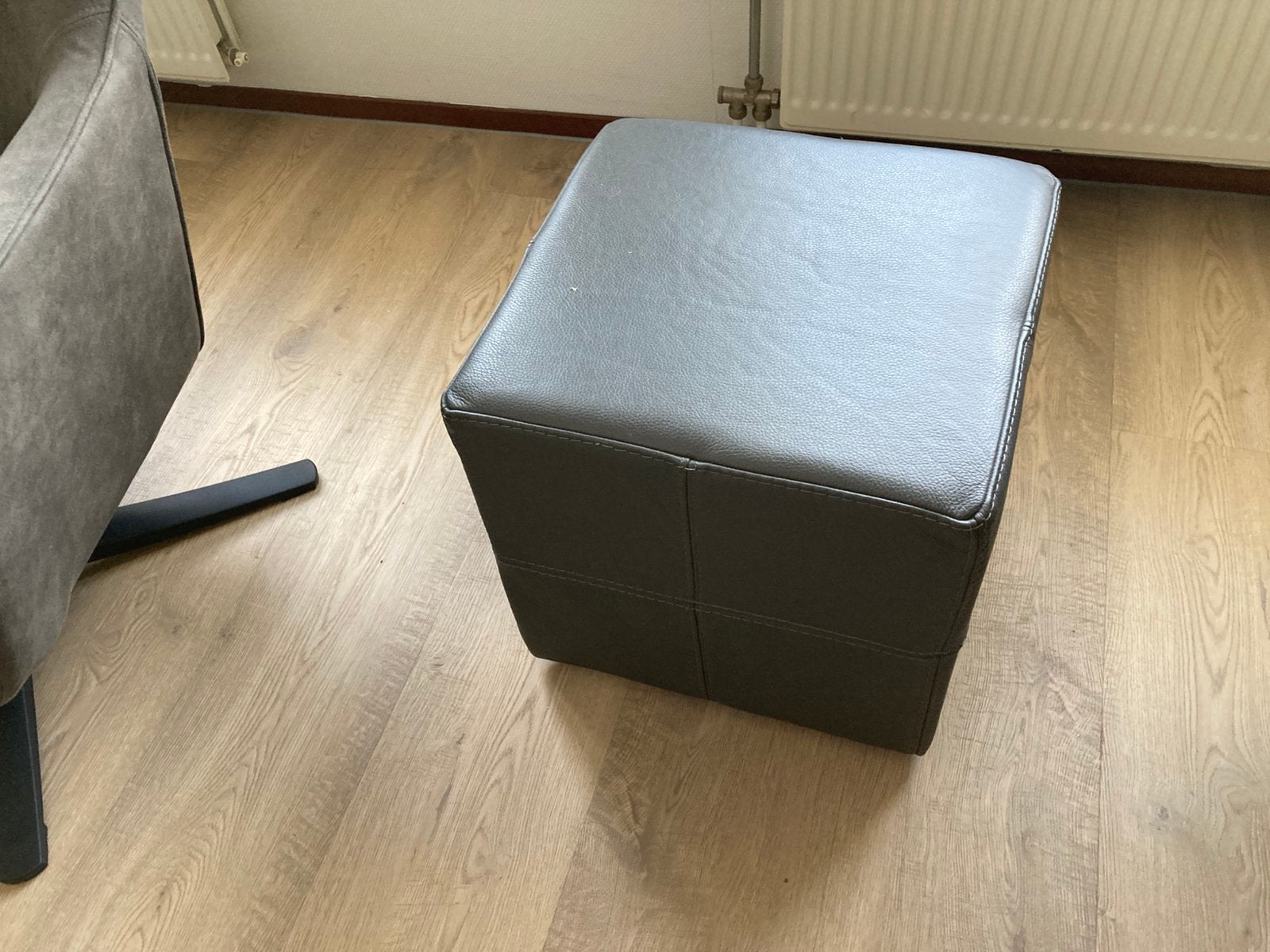 Zgan klein Echt Lederen poefje, Ophalen, Leer, 75 tot 100 cm, Zo goed als nieuw