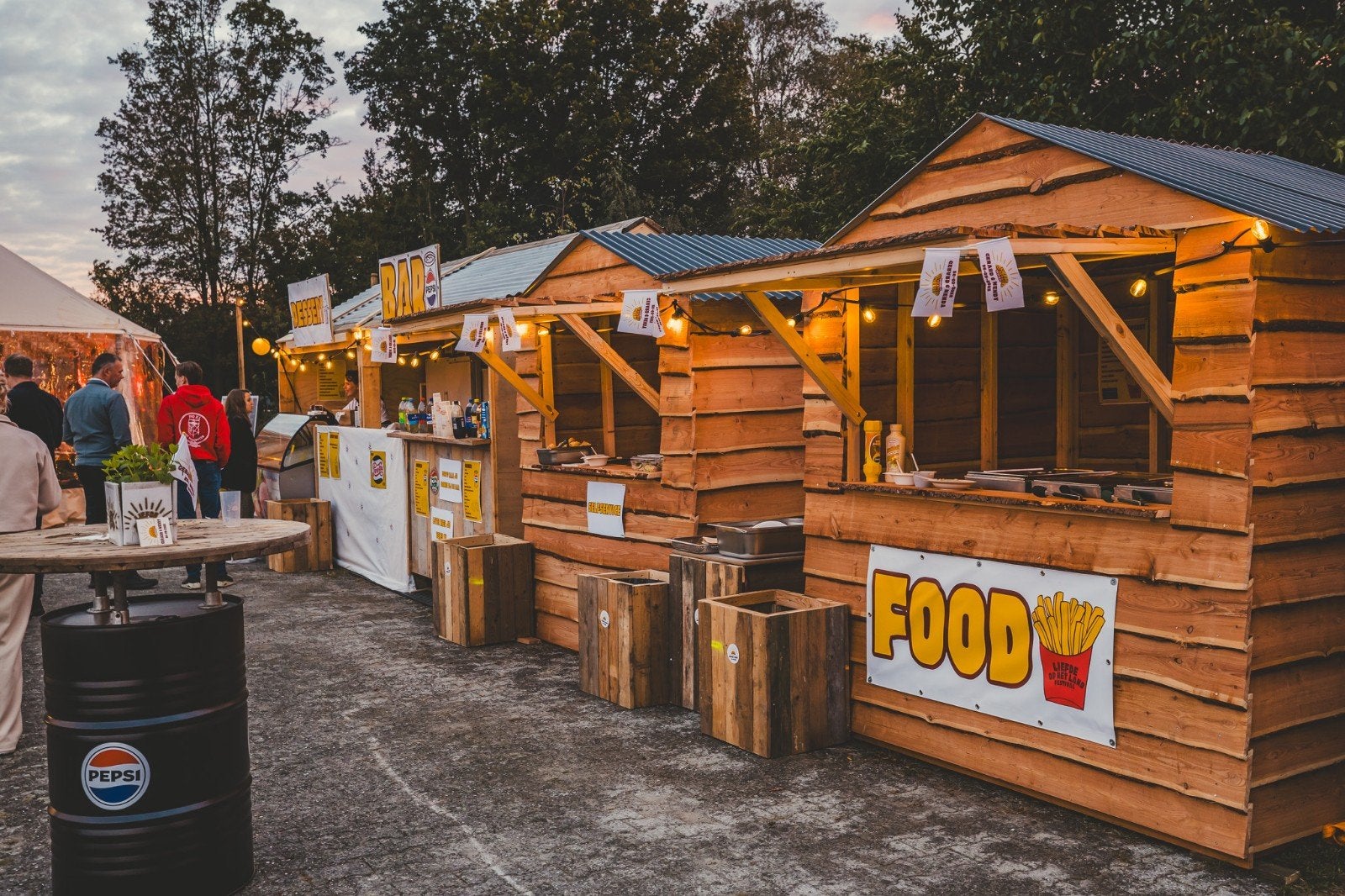 twee demontabele verkoop/tuin/ kerst huizen prijs per stuk, Overige typen, 1 raam, Hout, Ophalen