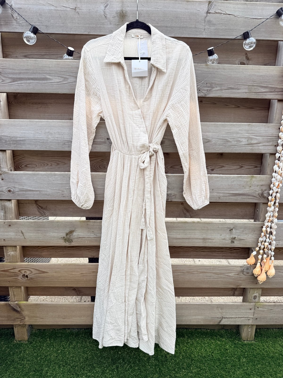 Boebou | Wikkeljurk mousseline beige | One size, Kleding | Dames, Jurken, Ophalen of Verzenden, Nieuw, Beige, Onder de knie