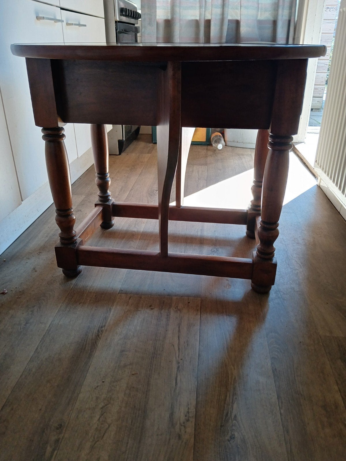 Antieke houten ronde tafel met gedraaide poten, Ophalen