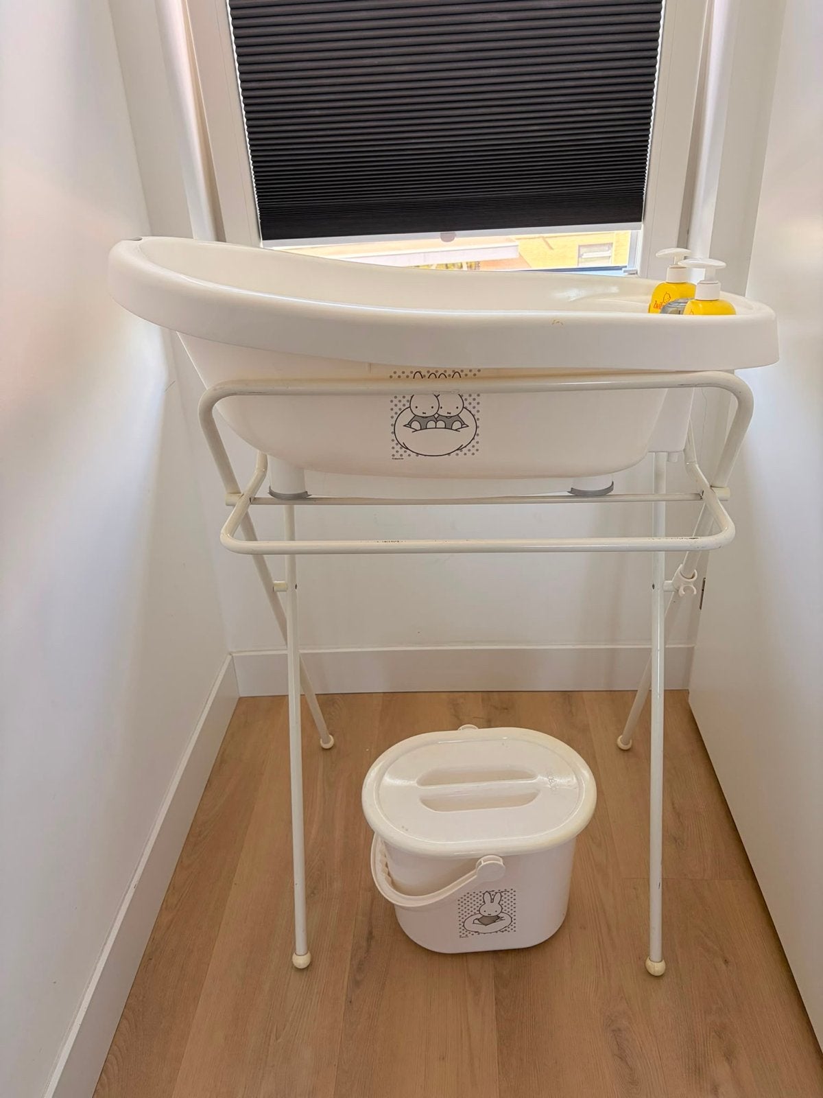 Bébé-jou babybadje met standaard en luieremmer, Kinderen en Baby's, Badjes en Verzorging, Ophalen, Gebruikt, Badje, Bébé-jou