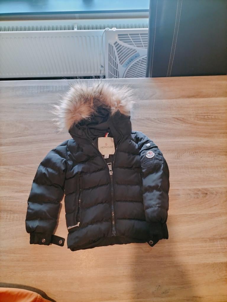 Moncler kinderjas met bontkraag - Zo goed als nieuw, Ophalen of Verzenden, Zo goed als nieuw, Moncler, Jongen of Meisje